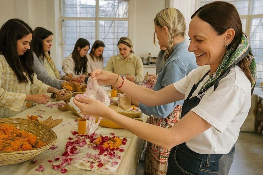 Un grupo de personas preparando comida en una cocina. 3