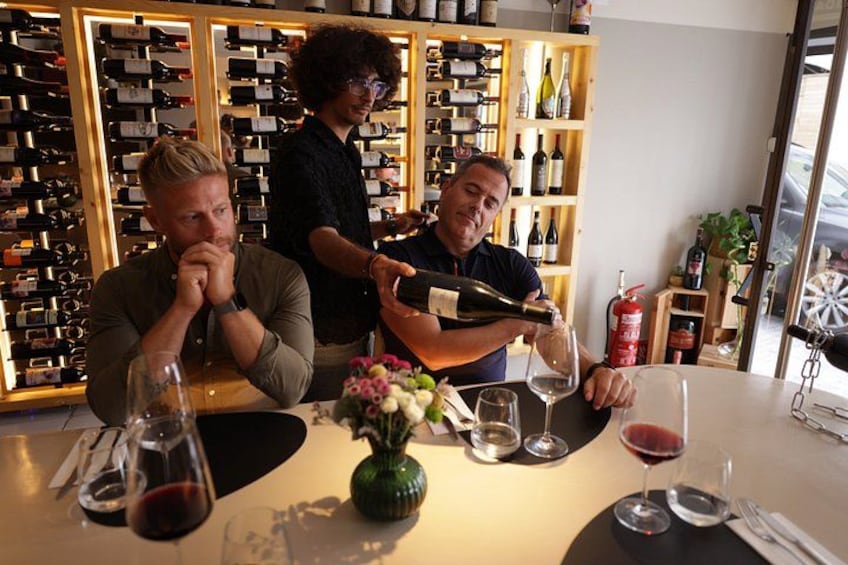 Vinsmagning med flasker og glas på et bord. 4