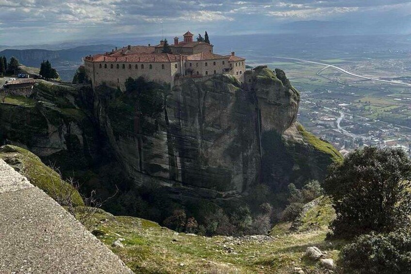 Private 9-Hour Meteora Tour with Luxury Vehicle 3