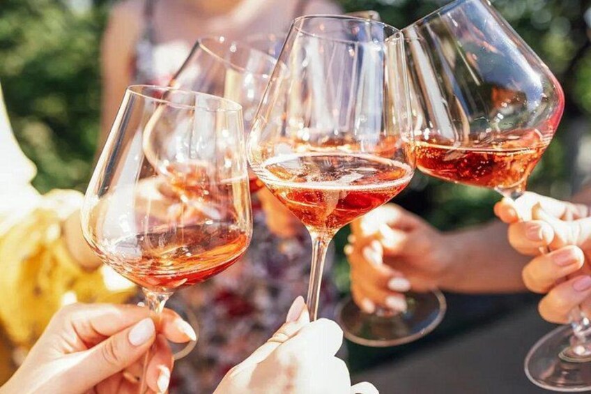 Personas sosteniendo copas de vino. 5
