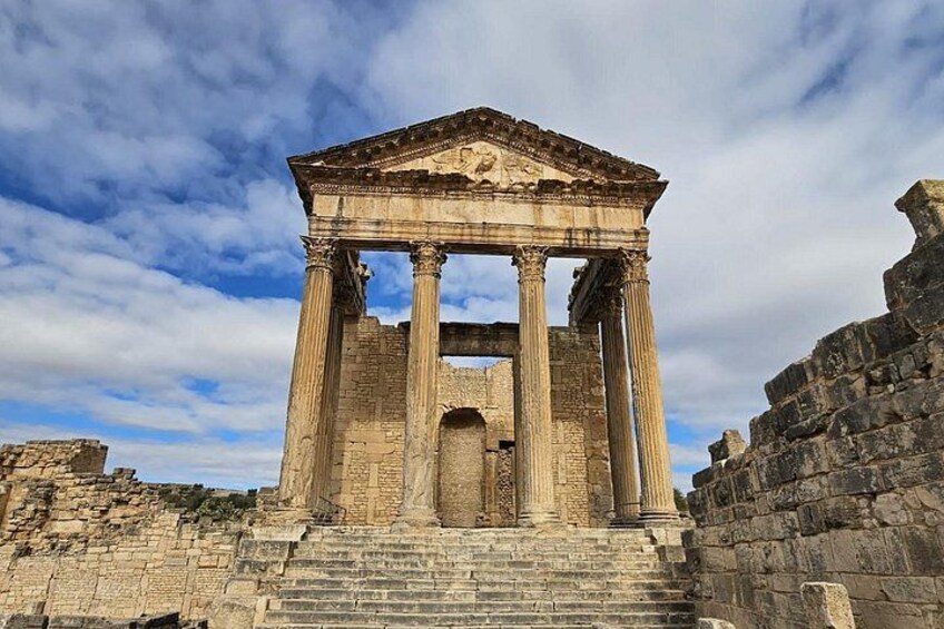 Un antiguo templo griego con columnas y escalones. 1