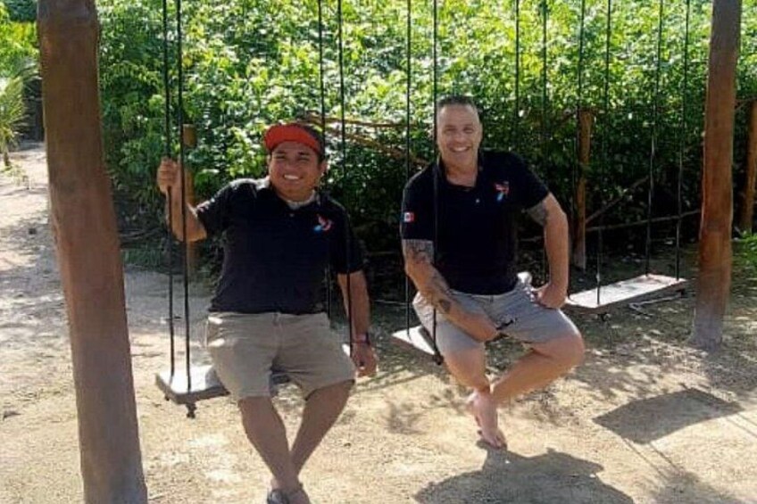 Deux personnes sur des balançoires dans un parc, avec des arbres en arrière-plan. 3