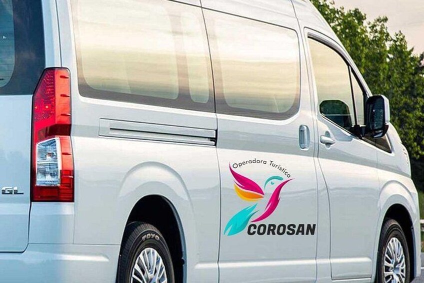 Un fourgon blanc arborant le logo « Operadora Turística Corosan » et un motif représentant un oiseau aux couleurs vives. 4