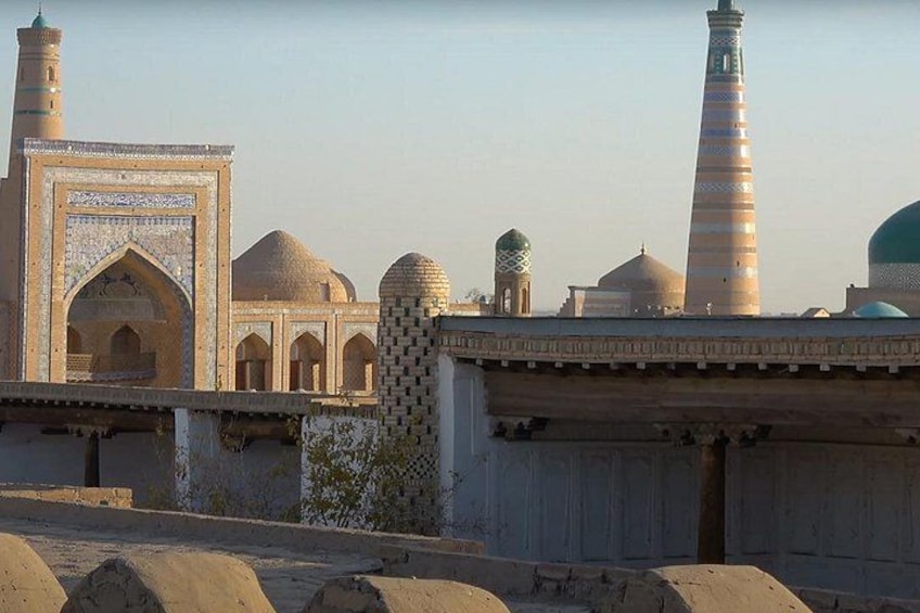 Een moskee met koepels en minaretten, een grote boog en een hoge toren. 4
