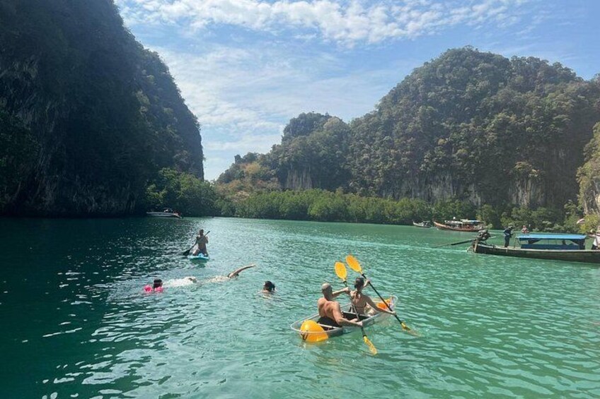 Personas haciendo kayak en un río rodeado de acantilados. 4