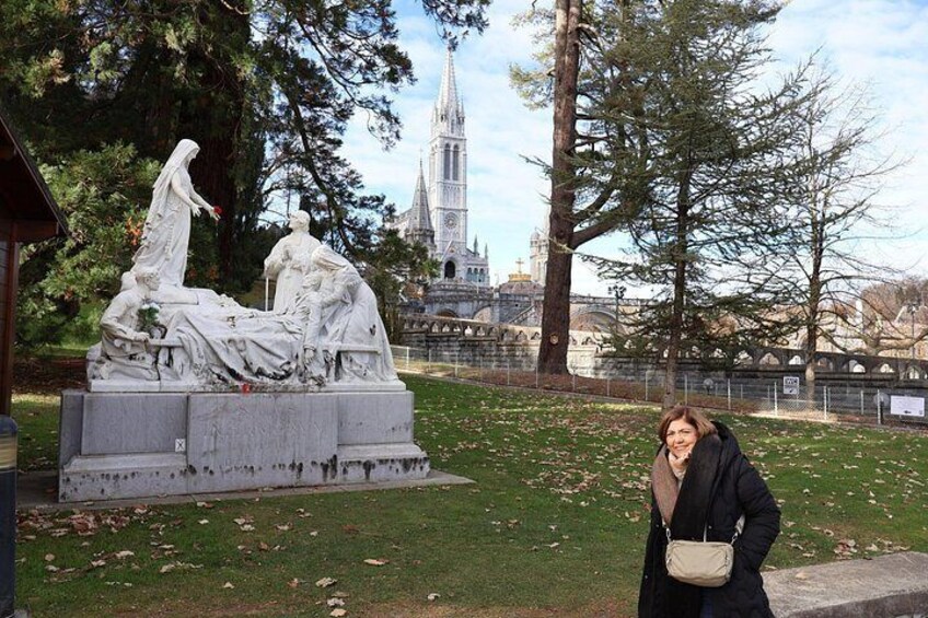Una estatua en un parque, con una iglesia al fondo. 2