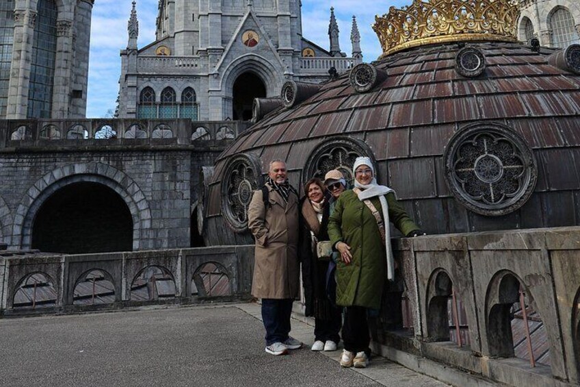 Un grupo de personas frente a un edificio histórico con una gran cúpula y arquitectura ornamentada. 3