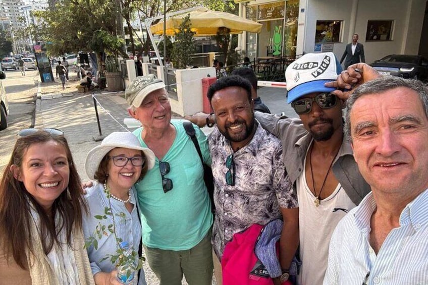 Un grupo de personas posando para una foto en una calle de la ciudad. 1