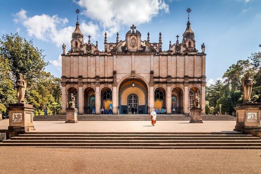 Un edificio histórico con arquitectura ornamentada, un arco central y estatuas a ambos lados. 2