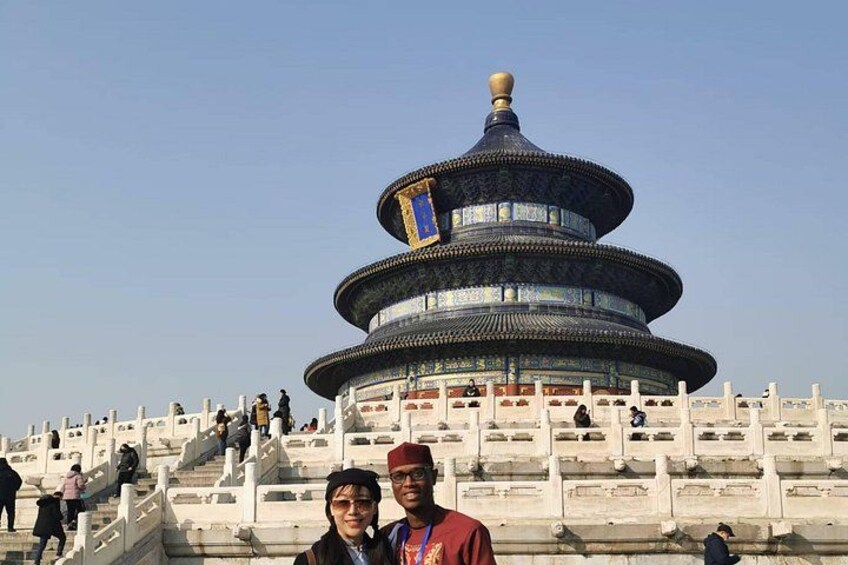 Una grande pagoda a più livelli, con persone che passeggiano sui gradini antistanti. 2