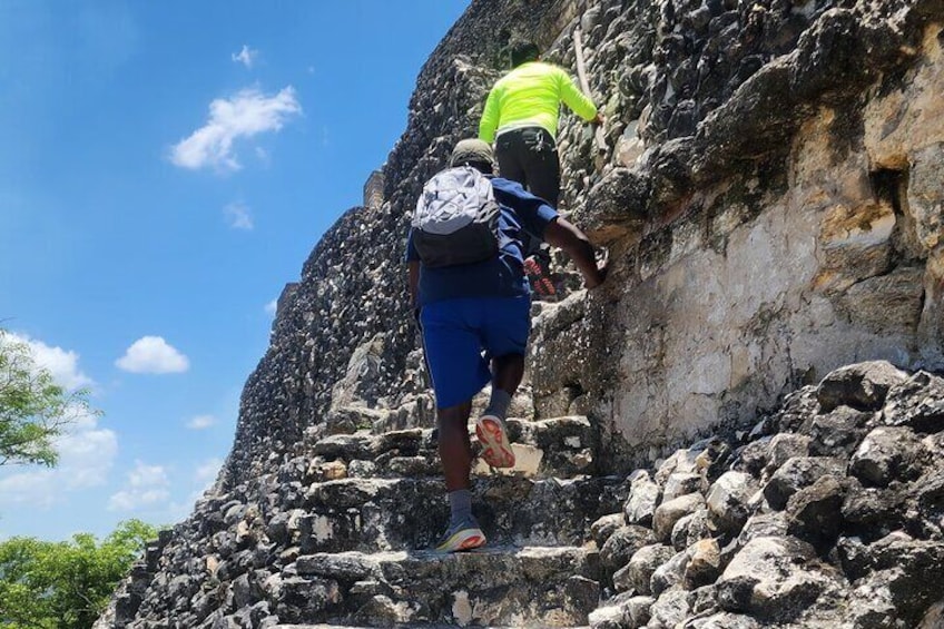 Una persona escalando una montaña rocosa. 1