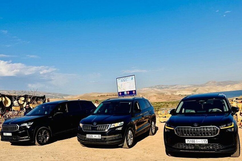 Tre SUV neri parcheggiati in un paesaggio desertico sotto un cielo sereno. 2