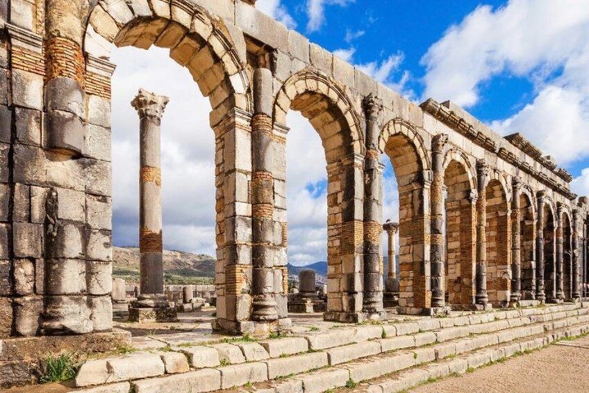 Antiche colonne e archi in pietra di un sito storico. 3