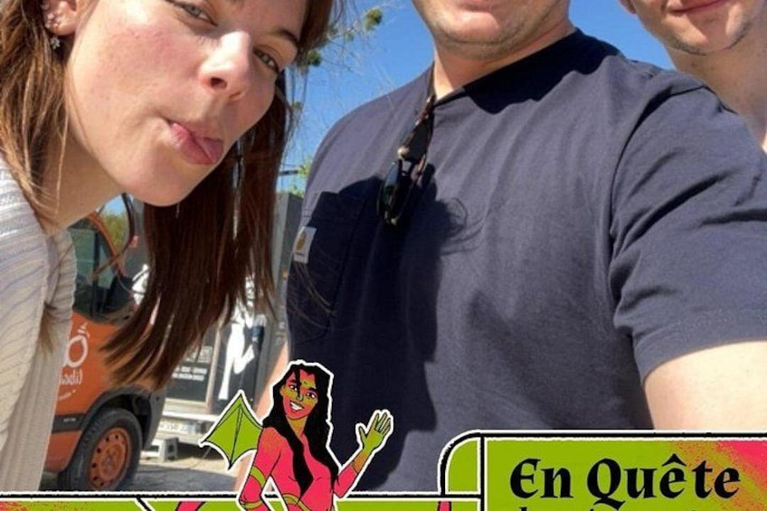 Una persona con camisa azul oscuro y cremallera, de pie al aire libre. 2