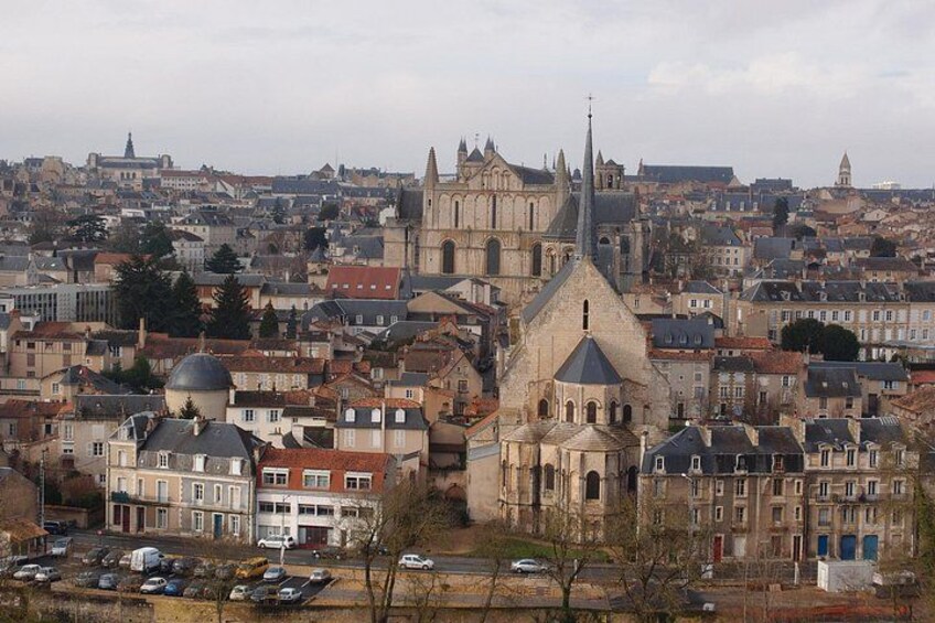 Un paisaje urbano con una catedral destacada y edificios históricos circundantes. 3