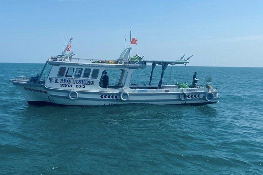 Un bateau baptisé «
T.A. Pro Fishing
» est sur l’eau. 2