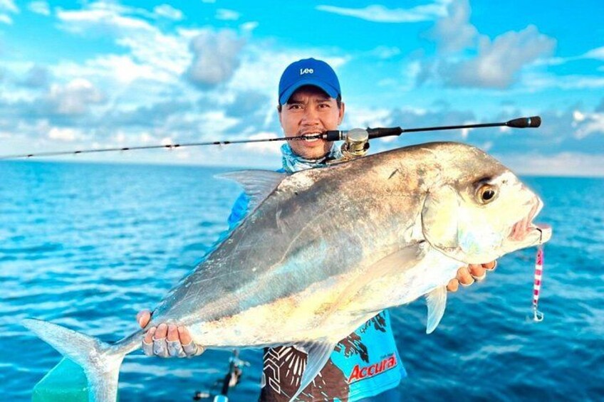 Una persona tiene in mano un pesce grande con una canna da pesca. 4