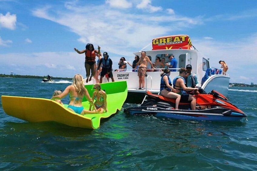 Ein Wasserfahrzeug mit Personen, ein grünes Boot und ein Jetski. 5