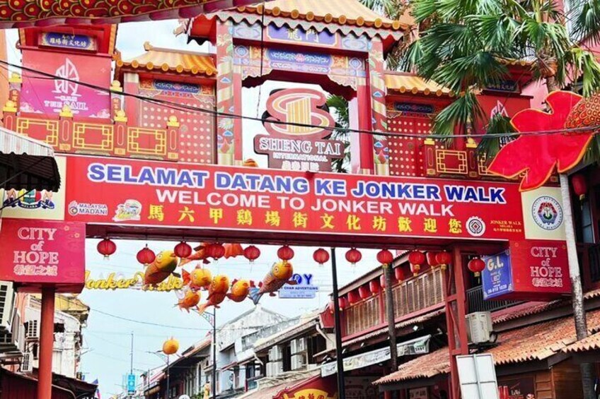 En traditionell asiatisk gata med en skylt som välkomnar besökare till Jonker Walk. 4