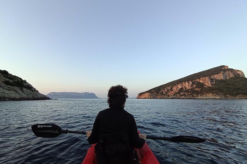 Une personne pratiquant le kayak sur une eau calme, avec des falaises de chaque côté. 4