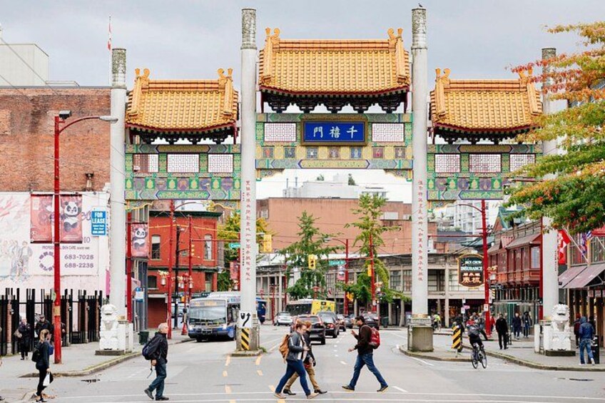 Calle con arquitectura china tradicional, peatones y vehículos. 5