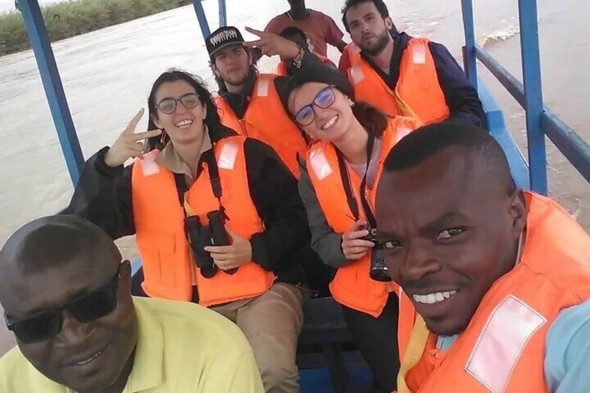 Mensen in oranje reddingsvesten op een boot. 5