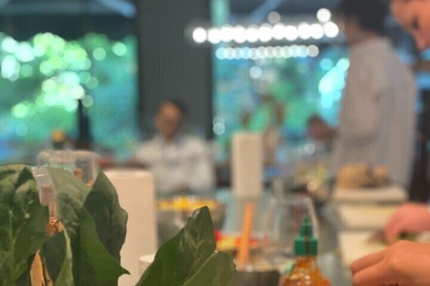 Un restaurante con mesas, sillas y comensales. 4