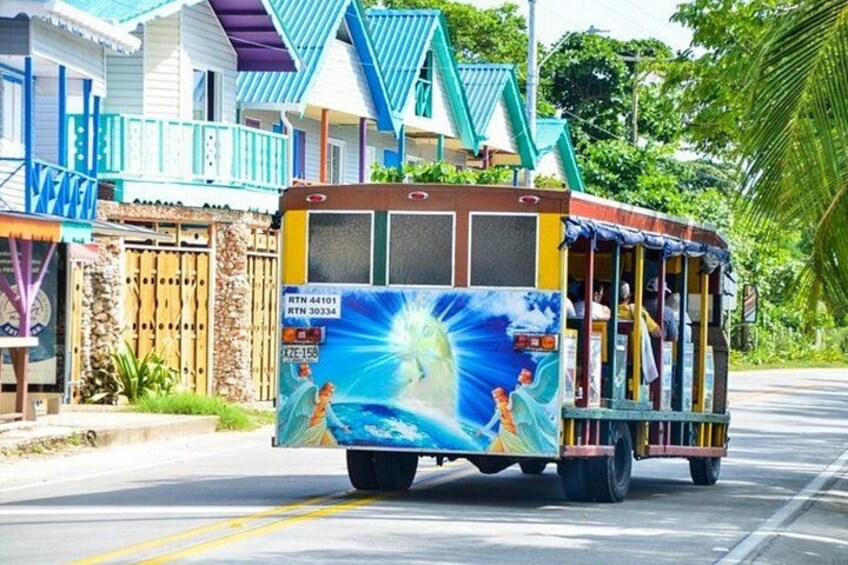 Tour of San Andres Island in Chiva Rumbera 1