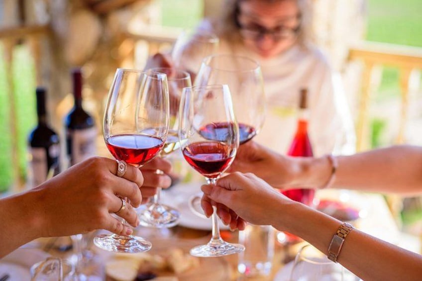 Personas brindando con copas de vino en una mesa. 5