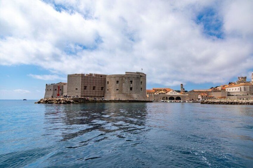Eine historische Festung am Meer bei klarem Himmel. 3
