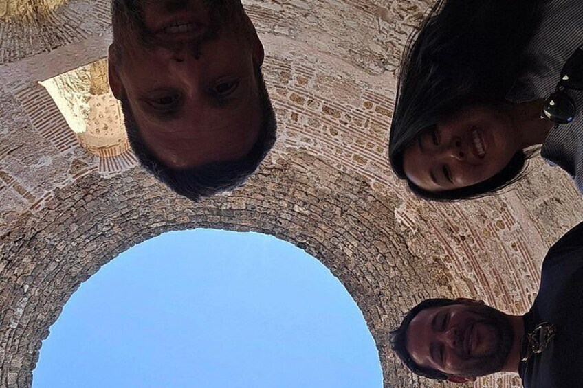 Une arche en pierre, avec un ciel d’un bleu éclatant au-dessus. 5