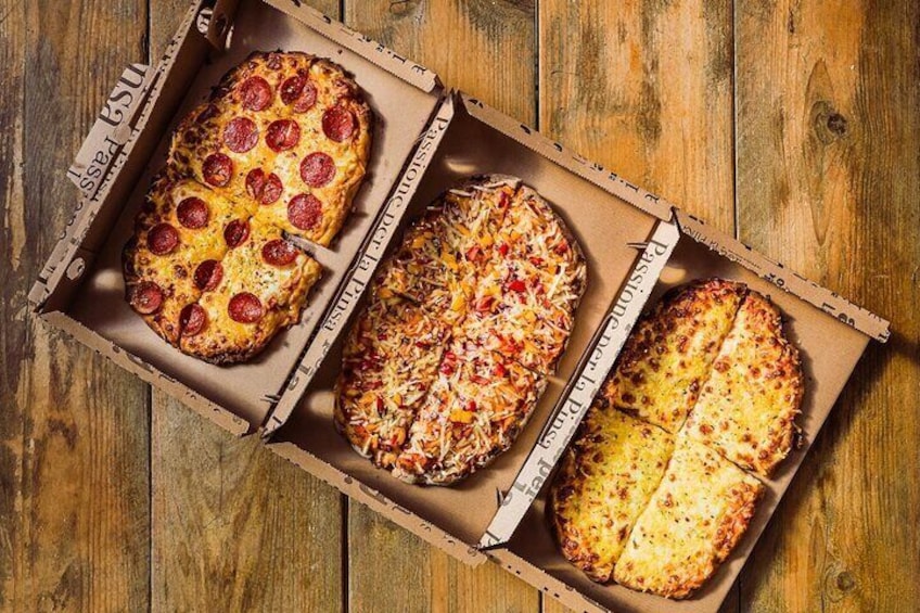 Tre pizzabakker på en træoverflade. 3