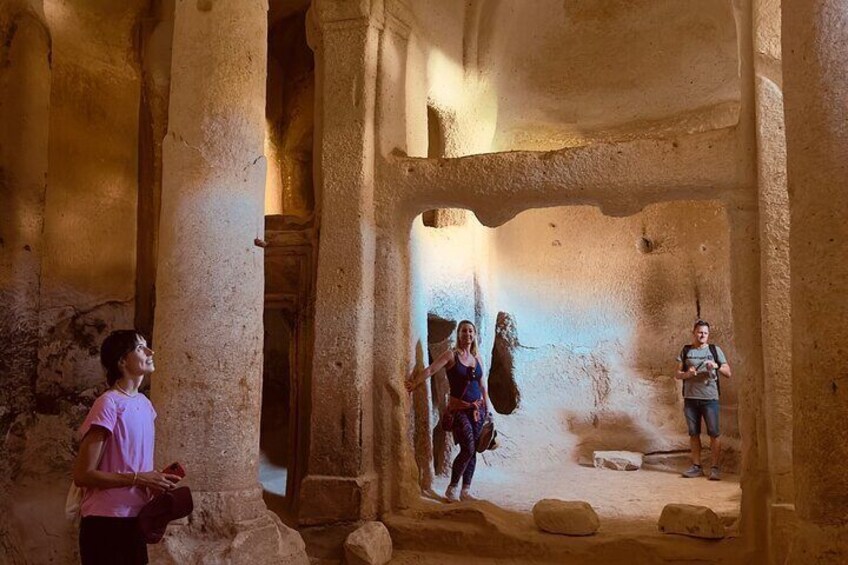 Un'antica struttura in pietra con colonne e un portale. 5