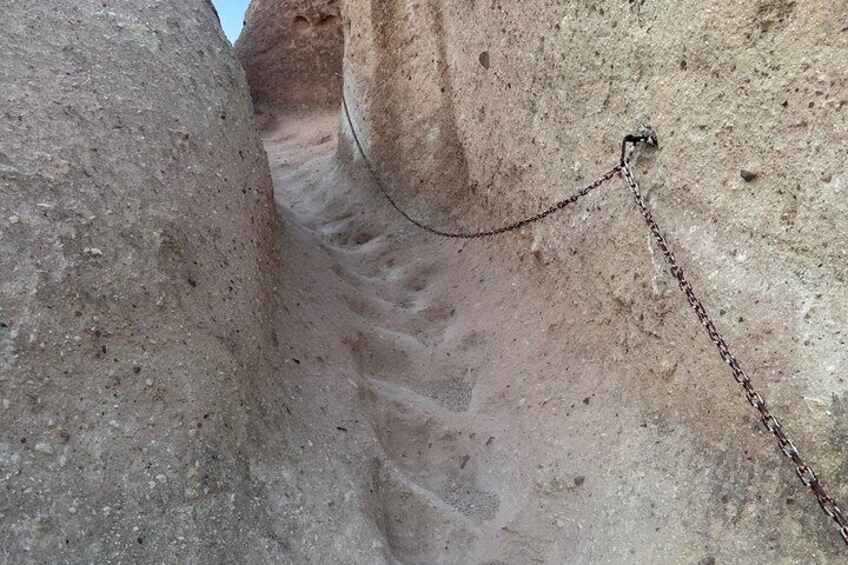 Un canyon stretto con una recinzione a rete metallica. 3