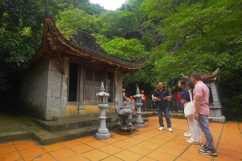 Un temple traditionnel, doté d’un toit en tuiles et d’escaliers en pierre, entouré d’une végétation luxuriante. 5