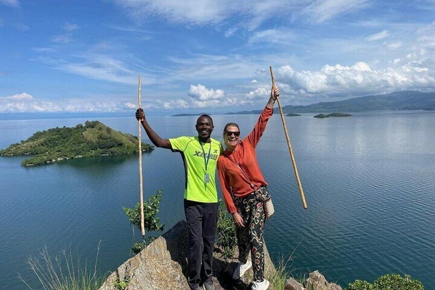 Deux personnes se tiennent debout sur un promontoire rocheux, au bord d’un lac, d’où l’on aperçoit une île au loin. 5