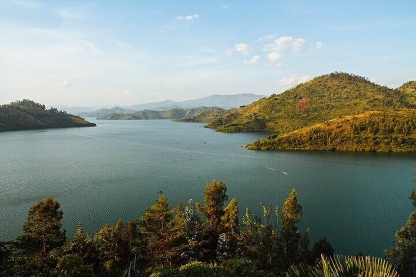 Un grand lac entouré de collines et d’arbres. 4