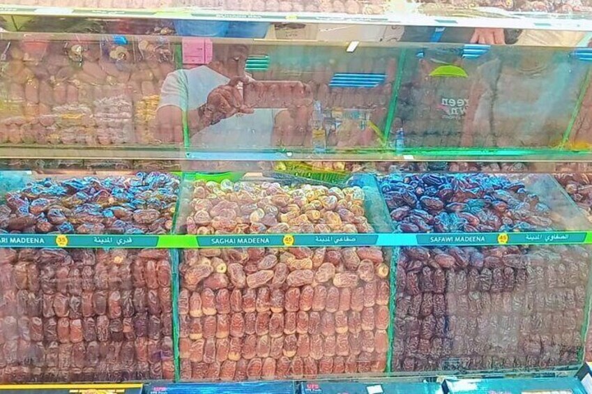 Une variété de fruits secs et de noix est exposée dans un magasin. 2