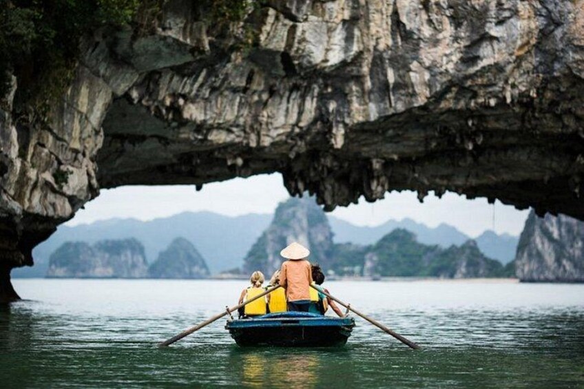 Halong Bay Deluxe Cruise – Kayak, Swim, Jacuzzi & Cave Tour 4