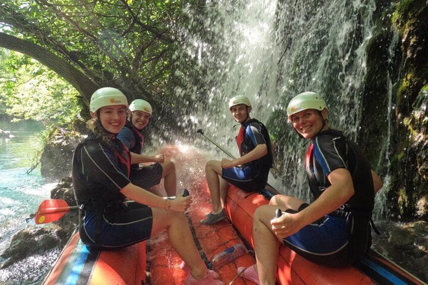 Un groupe de personnes se trouve sur un radeau près d’une cascade. 4
