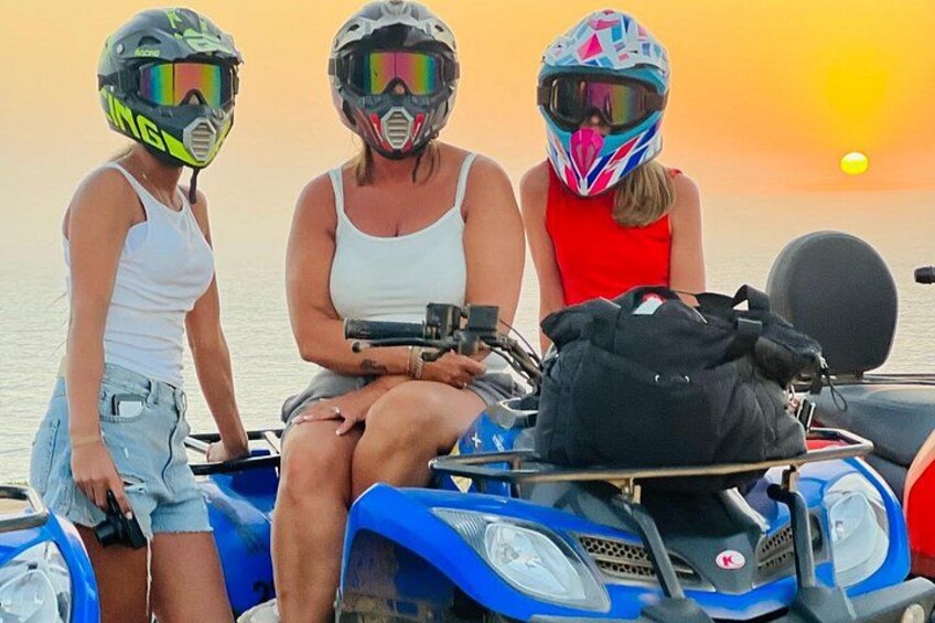 Tre persone su un jet ski al tramonto. 2