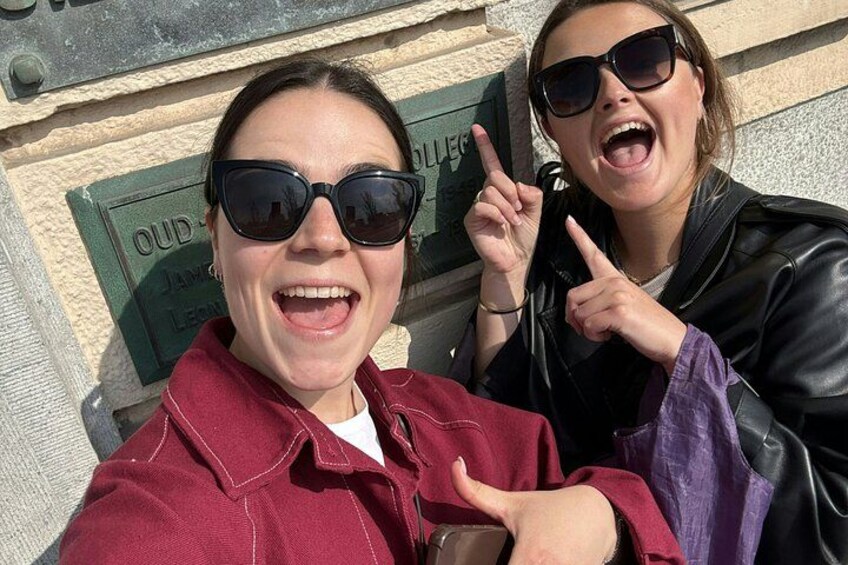 Dos personas tomándose un selfie con una placa al fondo. 5