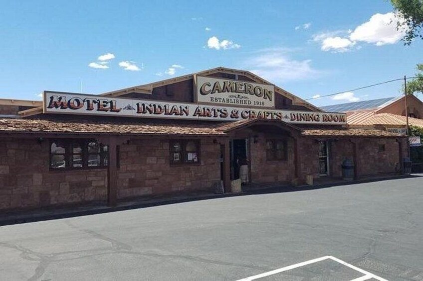 Et motel med et skilt, der viser 'CAMERON ESTABLISHED 1918' og 'INDIAN ARTS & CRAFTS DINING ROOM'. 2