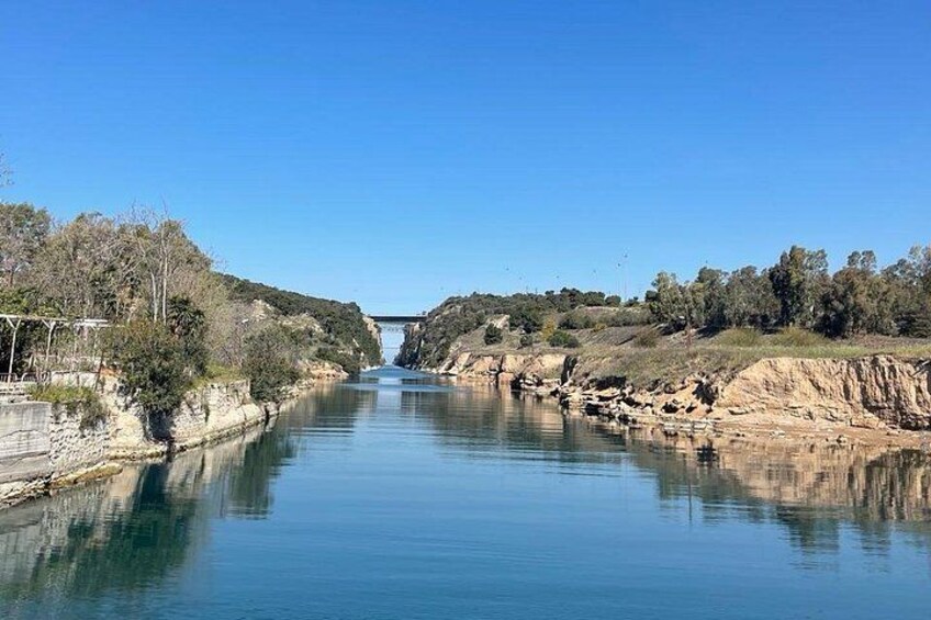 Un río tranquilo con orillas rocosas y vegetación escasa. 5