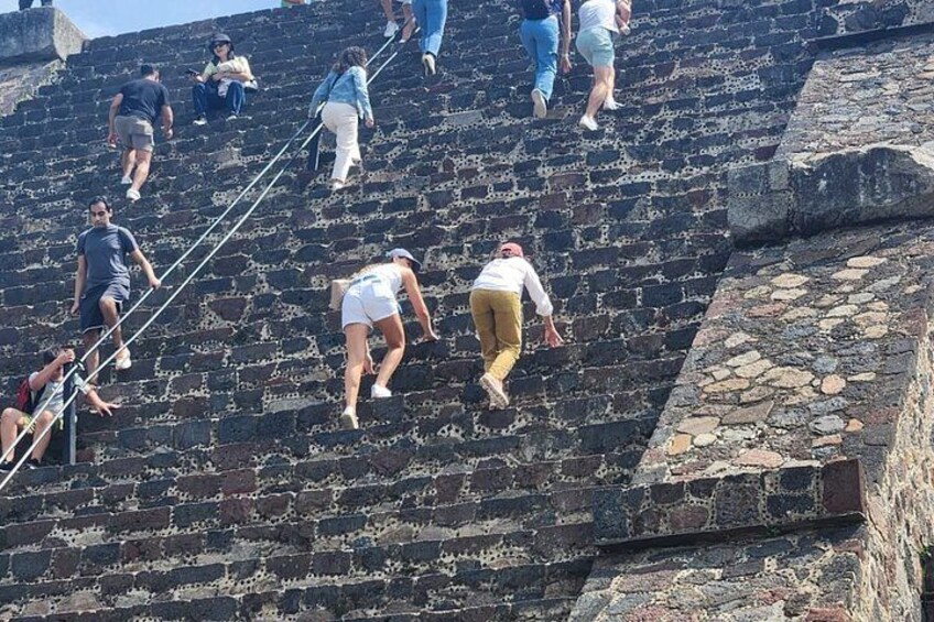 Menschen steigen eine Steintreppe hinauf. 5