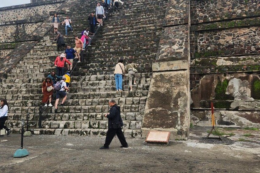 Eine Steintreppe, auf der Personen auf- und absteigen. 4