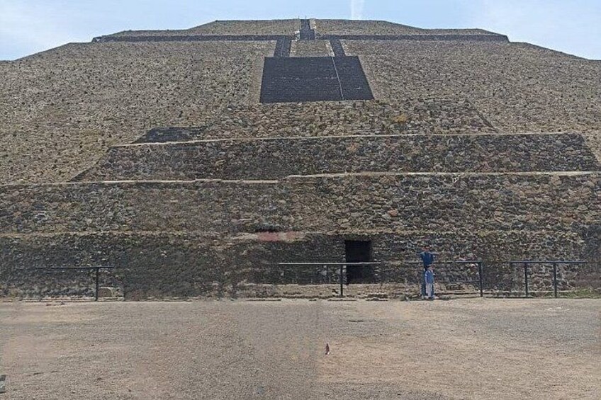 Eine große, pyramidenähnliche Struktur mit flacher Spitze und einer Treppe, die zu ihr hinaufführt. 3
