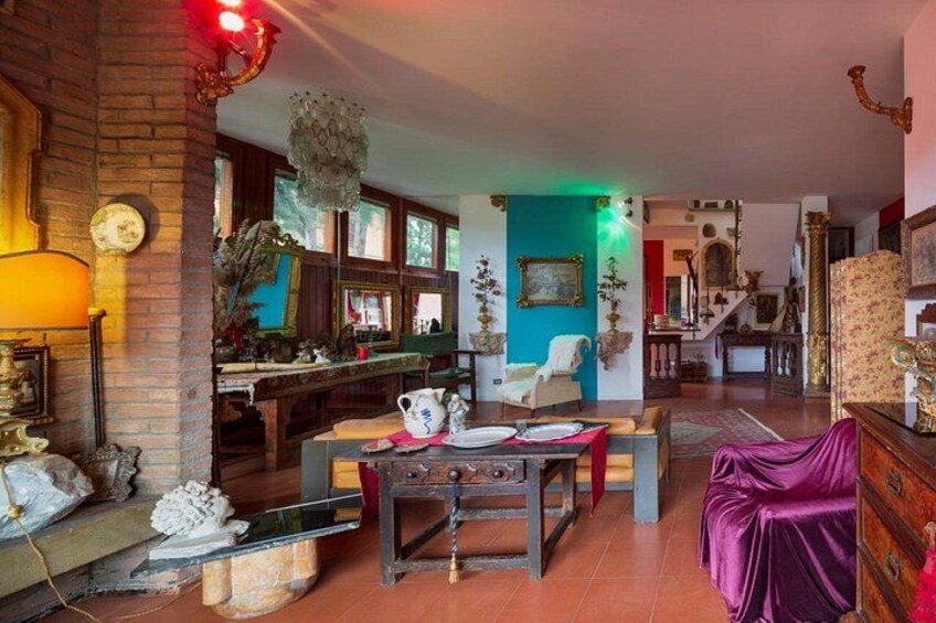 Una sala de estar acogedora con chimenea, una mesa de comedor y una escalera que sube a un piso superior. 1
