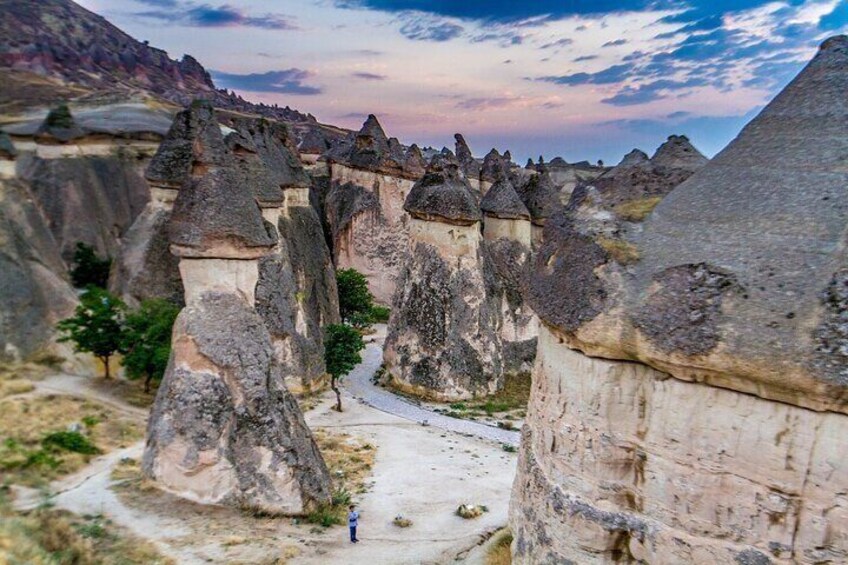 Un paysage caractérisé par des formations rocheuses uniques et un sentier étroit. 3
