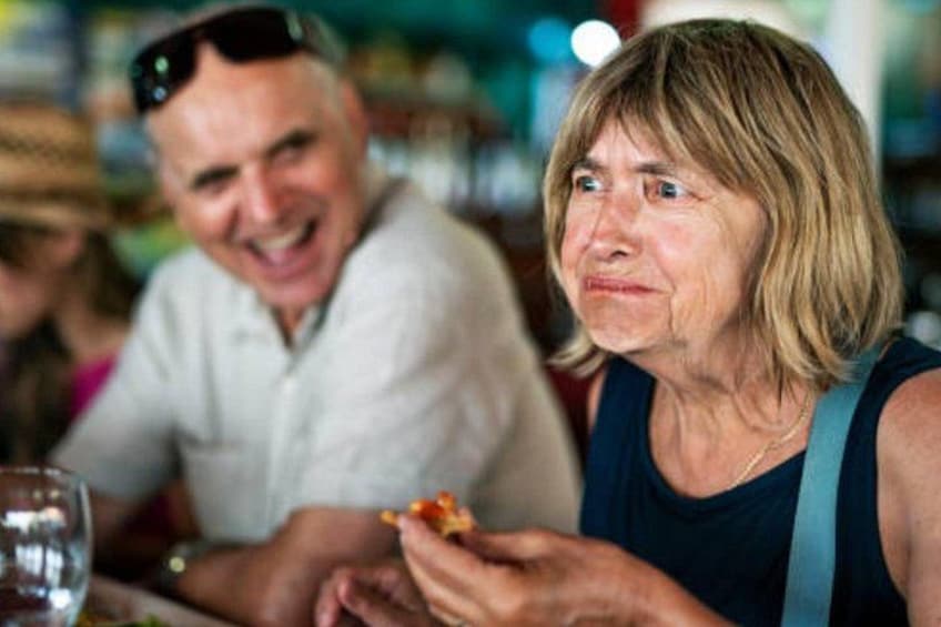 Iemand eet pizza in een restaurant. 4